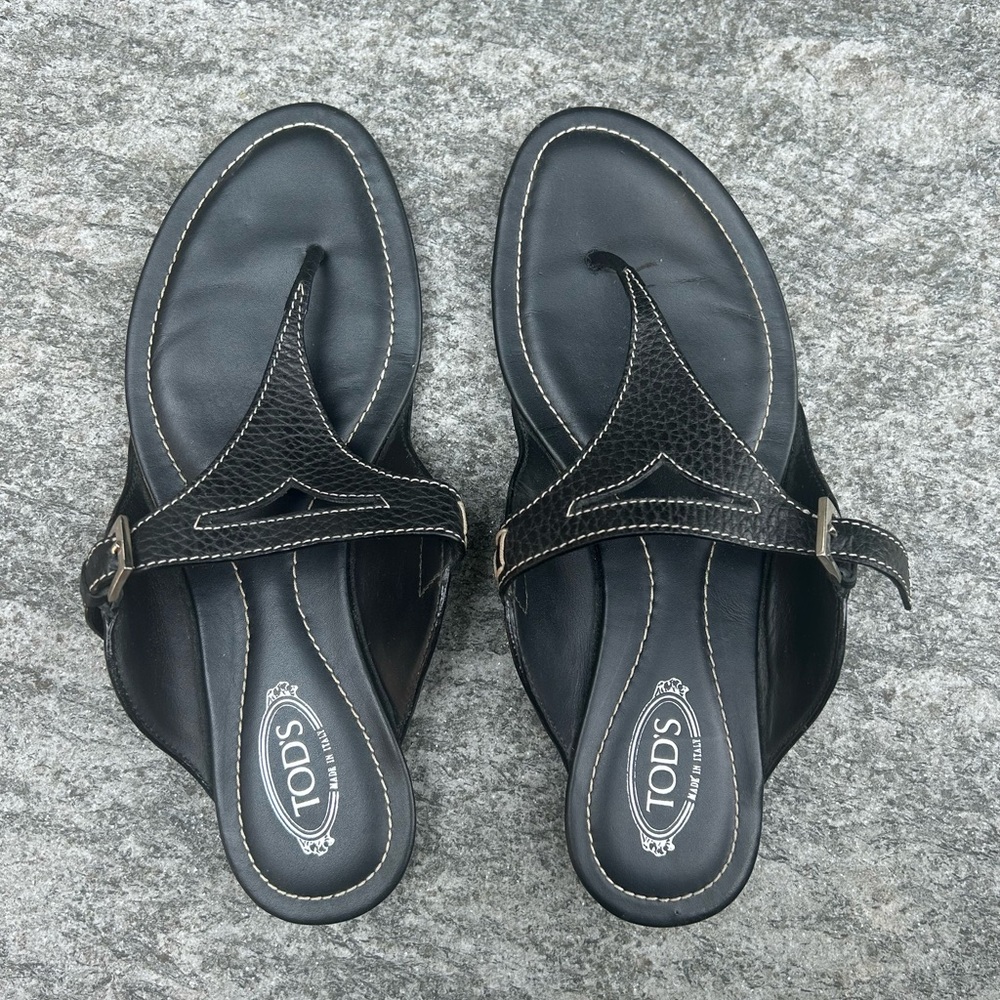 TOD’S black leather sandals